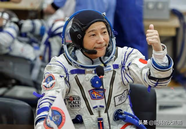花幾個億宇宙旅行 到處撒錢 還「一夫多妻」與名女星交往的土豪傳說