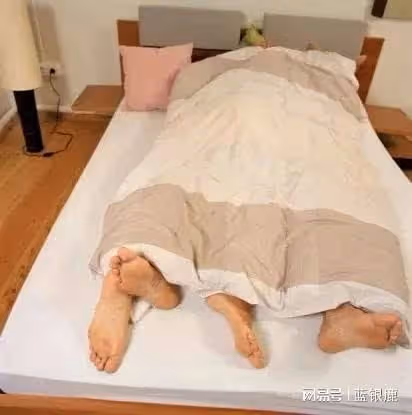 我睡得迷迷糊糊，老公的手摸我的大腿，我照例踢開，他卻不依不饒