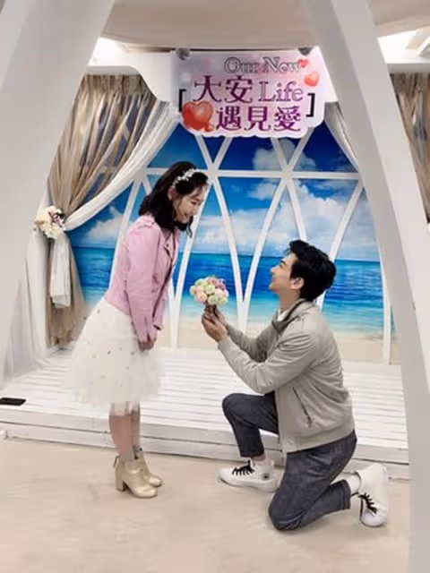 45歲女星宣布結婚!被小7歲男友跪地送花太浪漫,怕生不出已同居