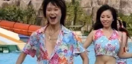 終於見到了長發的李宇春,多了幾分女人味,但是後面那張原諒我不厚道的笑了!