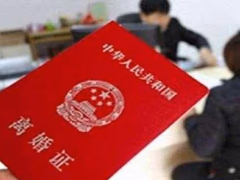 母親再婚，如今她逼我拿30萬給弟弟買房，我拒絕後她給我一巴掌