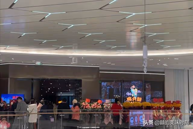 汪小菲在成都連開2家店,來吃的全是大老爺們,客人排滿整層商場