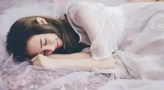 他吻著我,從脖子到鎖骨,看見我胸前的紋身時他夜裡差點將我撕碎