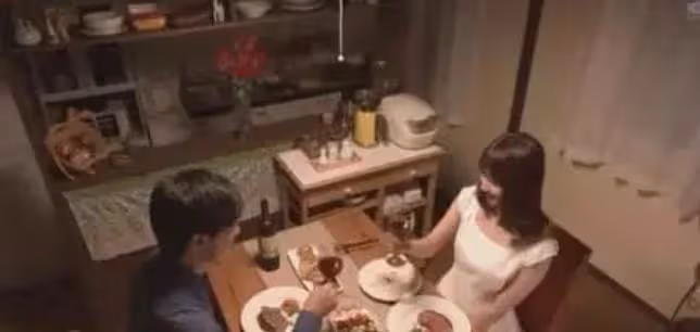 他吻著我,從脖子到鎖骨,看見我胸前的紋身時他夜裡差點將我撕碎
