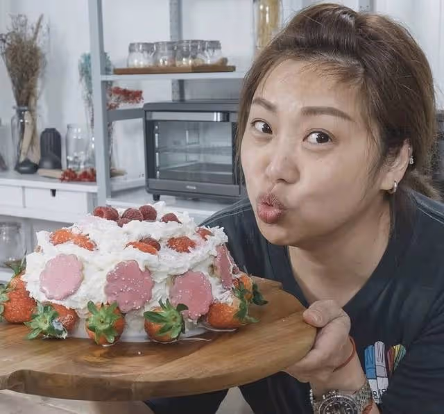 55歲著名港星罕見曬照露面,自曝仍渴望結婚,前男友患肺癌離世