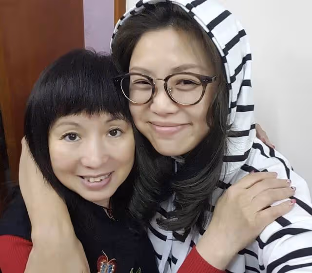 55歲著名港星罕見曬照露面,自曝仍渴望結婚,前男友患肺癌離世
