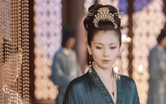 看到摘掉帽子的周渝民,我突然明白什麼叫「歲月是把剃頭刀」