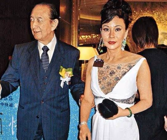 12年前,那個為嫁初戀拿走賭王1億資產的女護工,現在過得怎麼樣