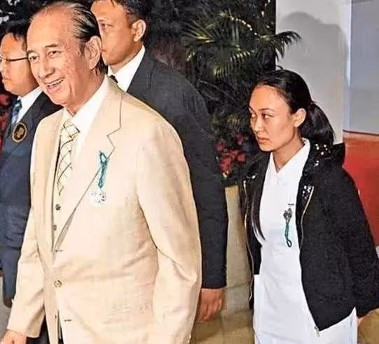 12年前,那個為嫁初戀拿走賭王1億資產的女護工,現在過得怎麼樣