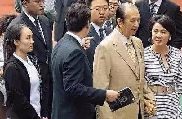 12年前,那個為嫁初戀拿走賭王1億資產的女護工,現在過得怎麼樣