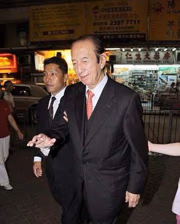 12年前,那個為嫁初戀拿走賭王1億資產的女護工,現在過得怎麼樣