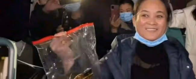 陳亞男媽媽高舉彩禮出鏡,大衣嫂角落裡偷偷抹淚,兩家人沒了關聯