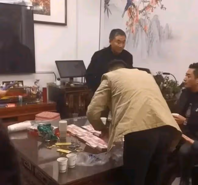 陳亞男媽媽高舉彩禮出鏡,大衣嫂角落裡偷偷抹淚,兩家人沒了關聯
