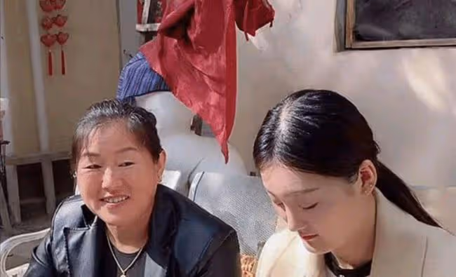 陳亞男媽媽高舉彩禮出鏡,大衣嫂角落裡偷偷抹淚,兩家人沒了關聯