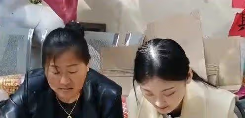 陳亞男媽媽高舉彩禮出鏡,大衣嫂角落裡偷偷抹淚,兩家人沒了關聯