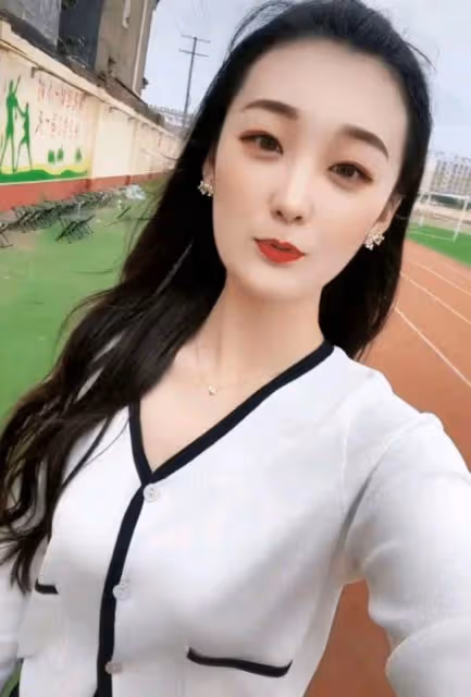 陳亞男媽媽高舉彩禮出鏡,大衣嫂角落裡偷偷抹淚,兩家人沒了關聯