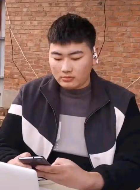 陳亞男媽媽高舉彩禮出鏡,大衣嫂角落裡偷偷抹淚,兩家人沒了關聯