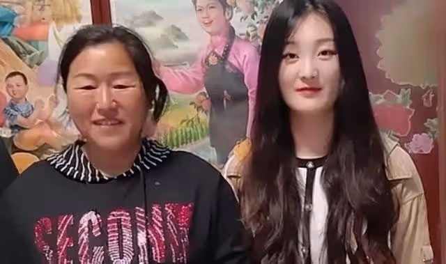 陳亞男媽媽高舉彩禮出鏡,大衣嫂角落裡偷偷抹淚,兩家人沒了關聯