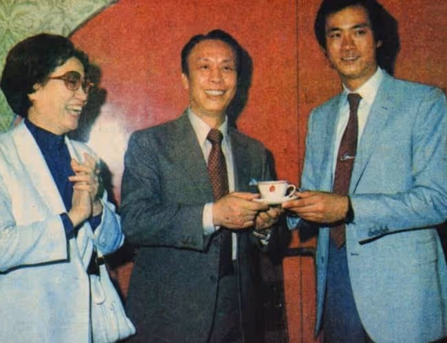 98歲藝術大師去世，徒弟鄭少秋現身靈堂送別，一身素衣神情哀傷