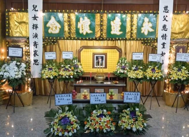 98歲藝術大師去世，徒弟鄭少秋現身靈堂送別，一身素衣神情哀傷