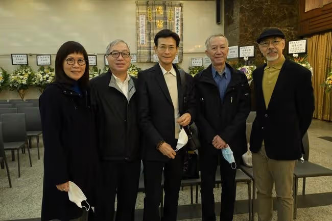 98歲藝術大師去世,徒弟鄭少秋現身靈堂送別,一身素衣神情哀傷