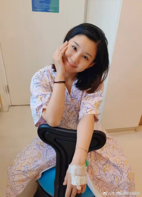 恭喜！李小萌二胎得子，王雷抱著剛出生的寶寶，一家四口溫馨幸福