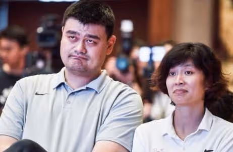 曬曬姚明在美國的家,擁有戶外獨立湖畔,出門以寶馬為代步工具