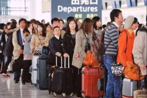 8萬美籍華人掀起「回國潮」,高喊請命:從美國回來的待遇不能差