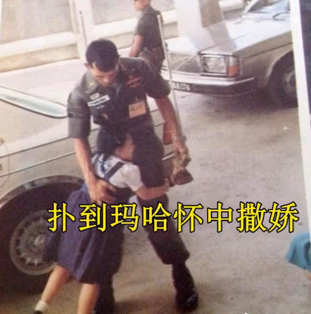 泰王對女兒待遇變了，過去帕公主肆意撒嬌，如今連跪拜都不能抬頭