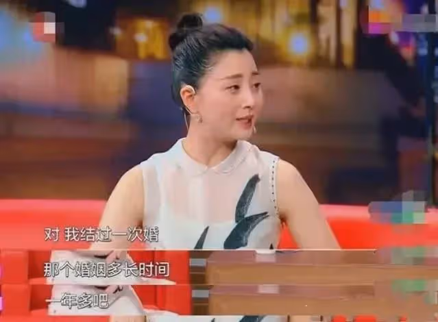 42歲的殷桃,碾壓「白幼瘦」弱男審美