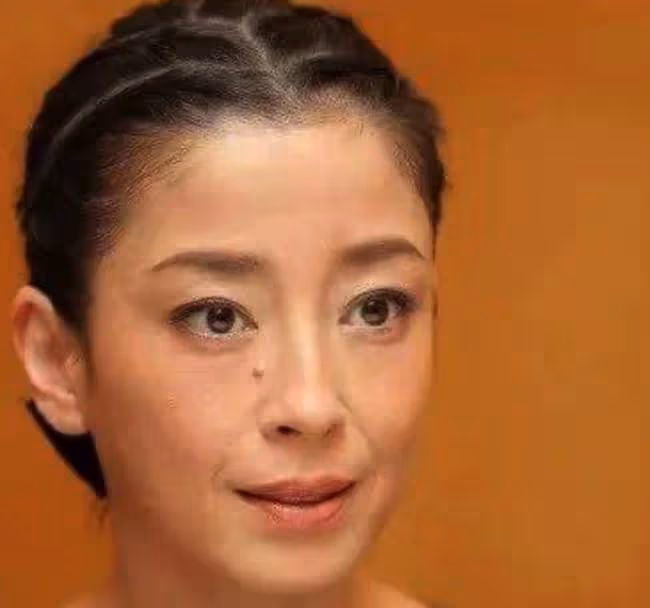 她臉應該返廠了……