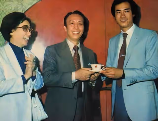98歲資深藝人因病離世，舉行追悼會，徒弟鄭少秋罕見露面神情哀傷