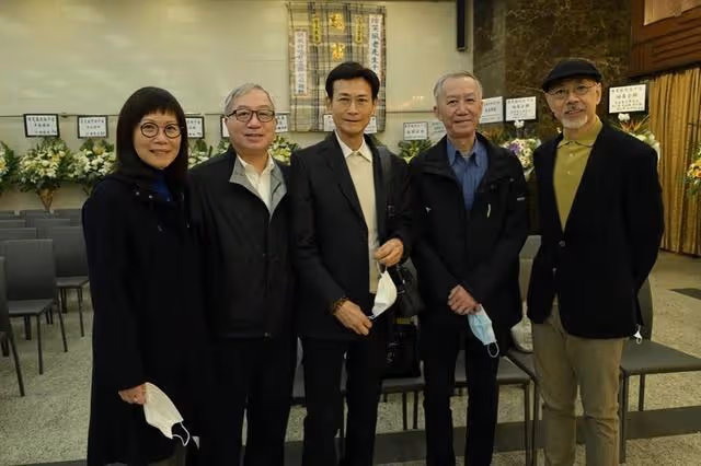 98歲資深藝人因病離世，舉行追悼會，徒弟鄭少秋罕見露面神情哀傷