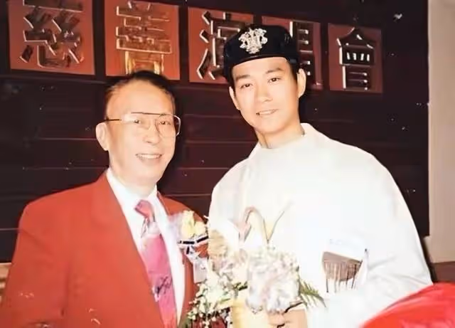 98歲資深藝人因病離世,舉行追悼會,徒弟鄭少秋罕見露面神情哀傷