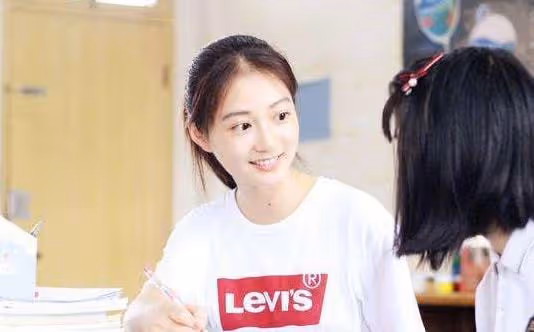 再次亮相央視,「最美領誦員」馮琳,短短几個月時間變化如此之大