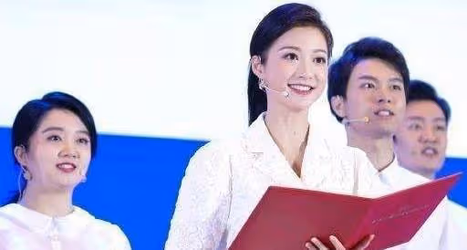 再次亮相央視,「最美領誦員」馮琳,短短几個月時間變化如此之大