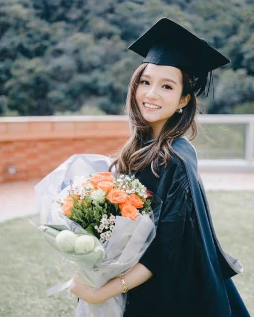 恭喜！26歲TVB小花曬碩士畢業照，同公司藝人男友低調出鏡撒狗糧