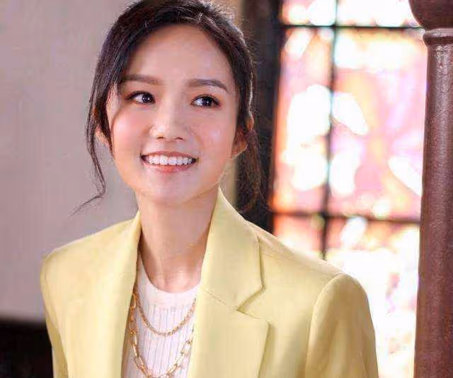 恭喜!26歲TVB小花曬碩士畢業照,同公司藝人男友低調出鏡撒狗糧