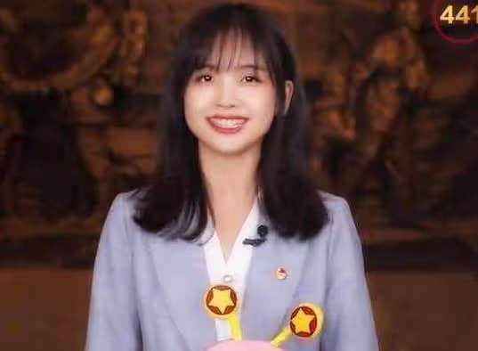 央視記者王冰冰回應結婚傳聞,否認生子為人父母,網友:我可以