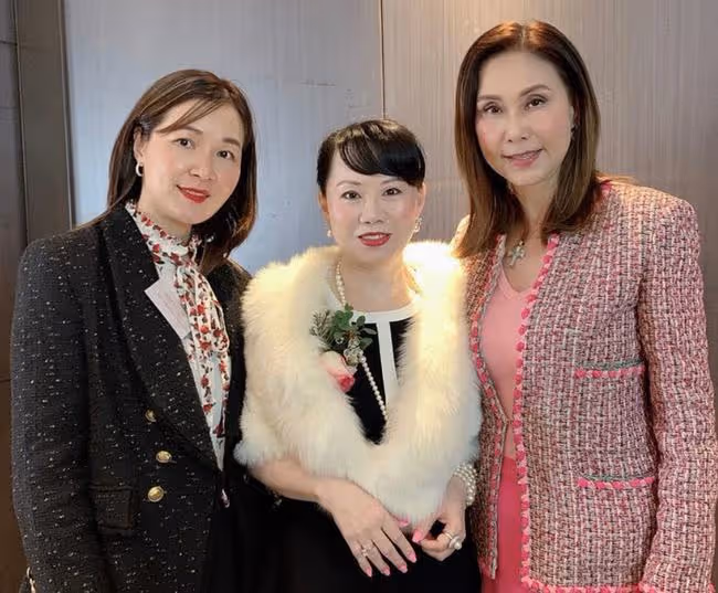 54歲陳加玲罕露面,息影26年成富婆,與外國男友相戀8年仍沒結婚