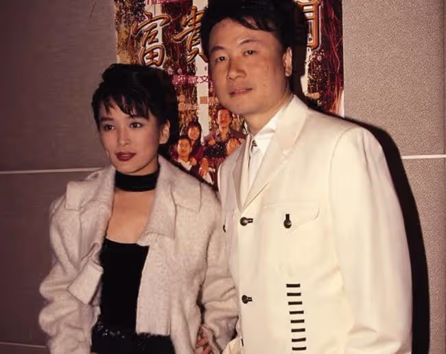 54歲陳加玲罕露面,息影26年成富婆,與外國男友相戀8年仍沒結婚