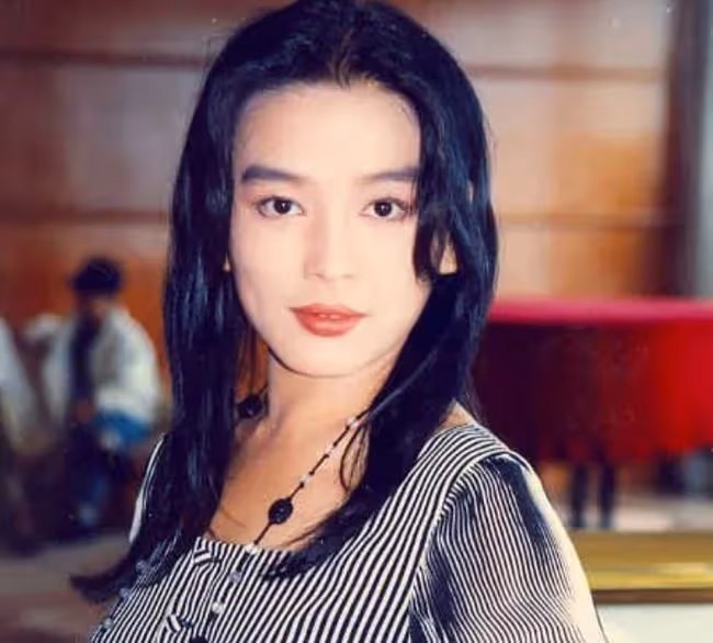 54歲陳加玲罕露面,息影26年成富婆,與外國男友相戀8年仍沒結婚