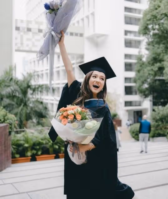 又一港姐碩士畢業!26歲鄧卓殷穿學位袍拍照心情好,曾是高考狀元