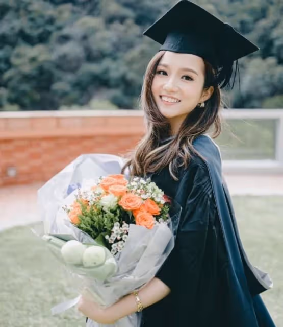 又一港姐碩士畢業!26歲鄧卓殷穿學位袍拍照心情好,曾是高考狀元