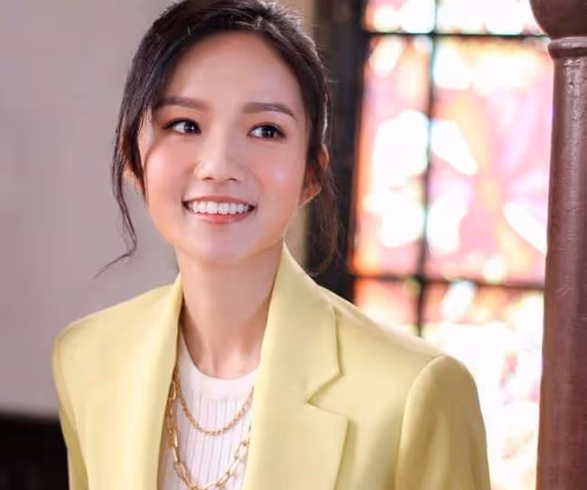 又一港姐碩士畢業!26歲鄧卓殷穿學位袍拍照心情好,曾是高考狀元