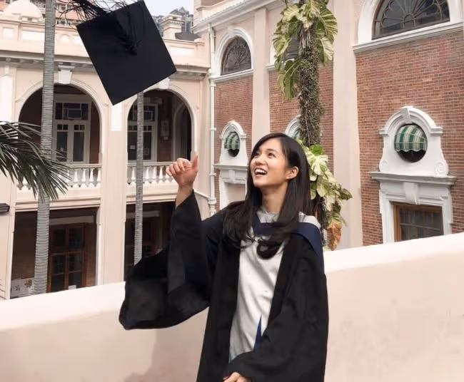 又一港姐碩士畢業!26歲鄧卓殷穿學位袍拍照心情好,曾是高考狀元