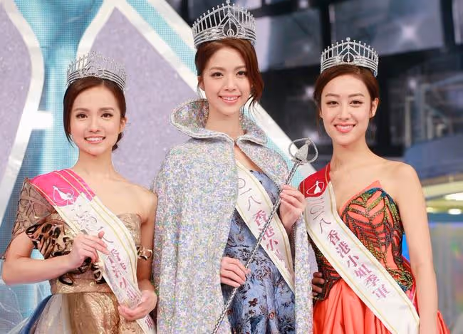 又一港姐碩士畢業!26歲鄧卓殷穿學位袍拍照心情好,曾是高考狀元