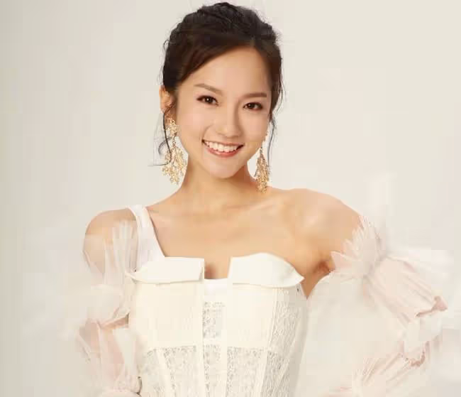 又一港姐碩士畢業!26歲鄧卓殷穿學位袍拍照心情好,曾是高考狀元