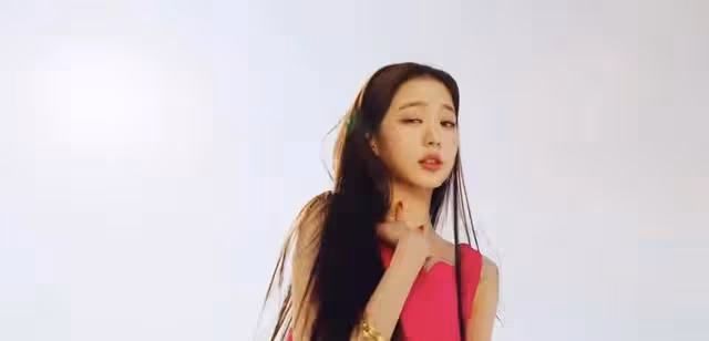 14歲女團出道卻走純欲路線，迷離表情管理令人咂舌，韓國是瘋了嗎