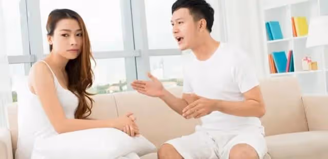 妻子留學生時代男友在家歇息，老公怒提離婚，妻子：你也太小氣了